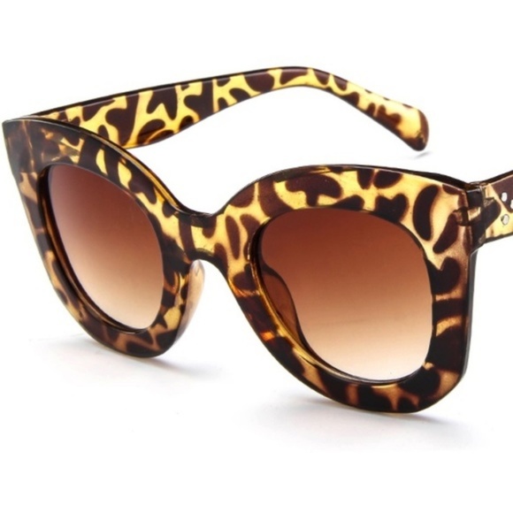 T&J Designs Accessories - Restock🎉HP Boutique Tortoise Oversized Sunglasses